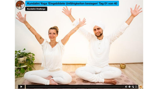 Kundalini Yoga Lehrer Anne und Fabian in Herzoffener Yoga Haltung sitzend