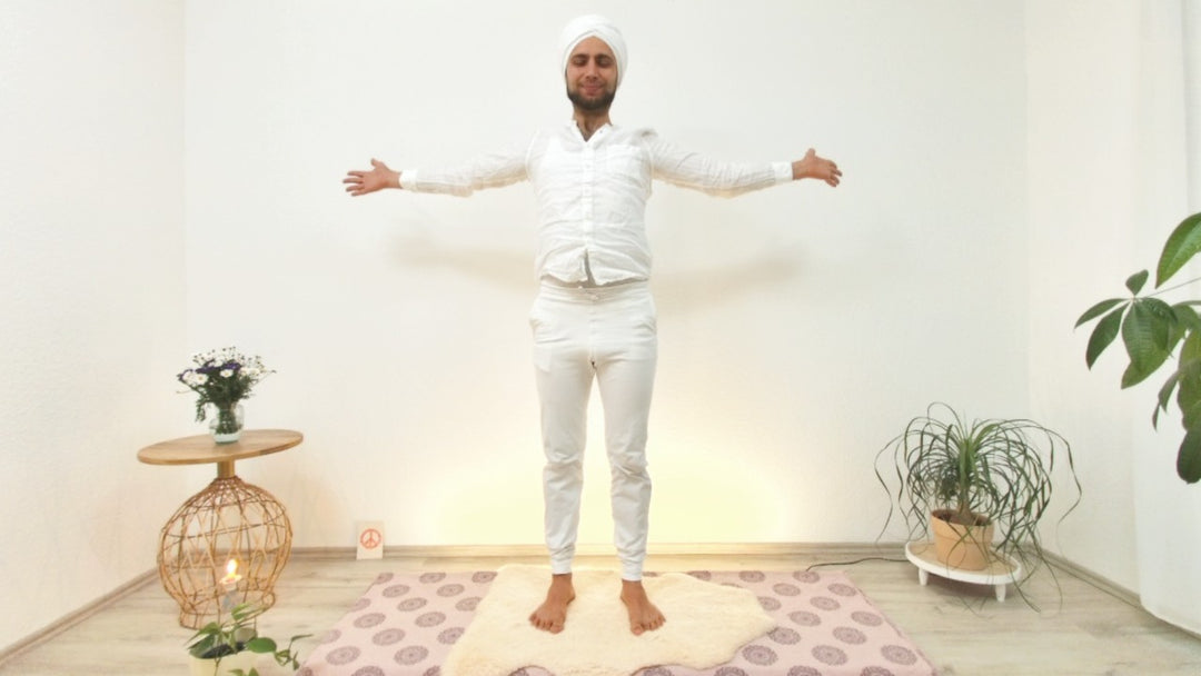 Kundalini Yoga Lehrer Fabian im Stand mit geöffneten Armen