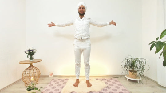 Kundalini Yoga Lehrer Fabian im Stand mit geöffneten Armen