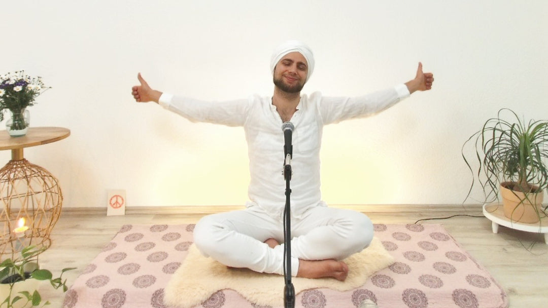 Kundalini Yoga Lehrer Fabian mit geöffneten Armen und Daumen Hoch